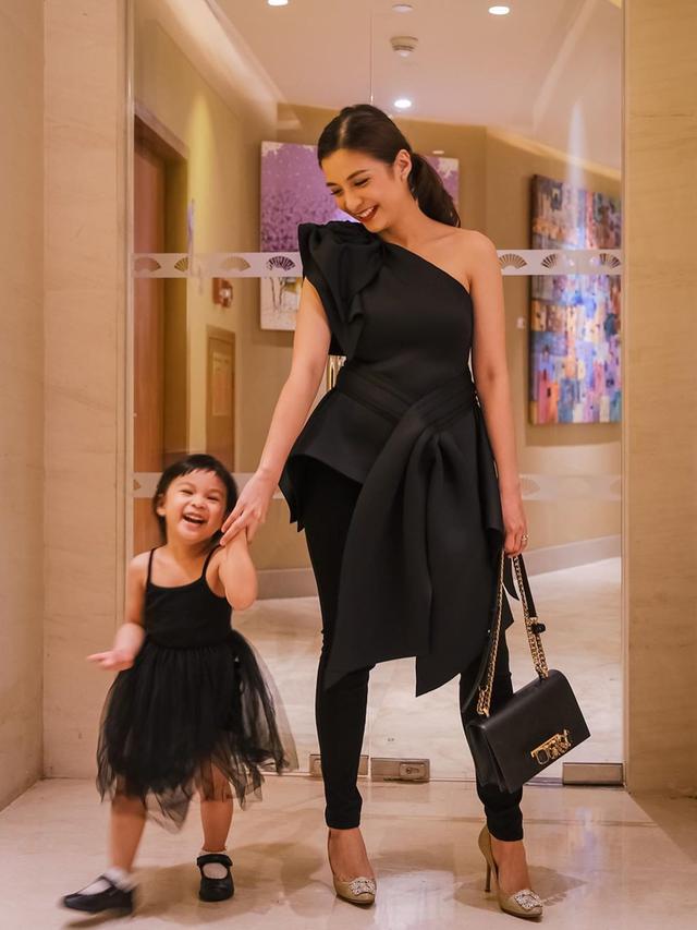 7 Potret Chelsea Olivia dan Nastusha Pakai Baju Kembar, Curi Perhatian