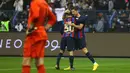 Penyerang Barcelona, Robert Lewandowski (kanan) berselebrasi dengan rekannya Gavi selama pertandingan final Piala Super Spanyol di Stadion King Fahd, di Riyadh, Arab Saudi, Senin (16/1/2023). Barcelona menjadi juara setelah berhasil mengalahkan Real Madrid 3-1 pada laga final, Minggu (16/1) dini hari WIB. (AFP/Fayez Nureldine)