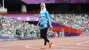 Woroud Sawalha adalah atlet Palestina yang tampil di nomor lari 800 m putri Olimpiade London 2012. Sawalha menjadi pusat perhatian di lintasan karena satu-satunya atlet yang berhijab. (AFP/Olivier Morin)
