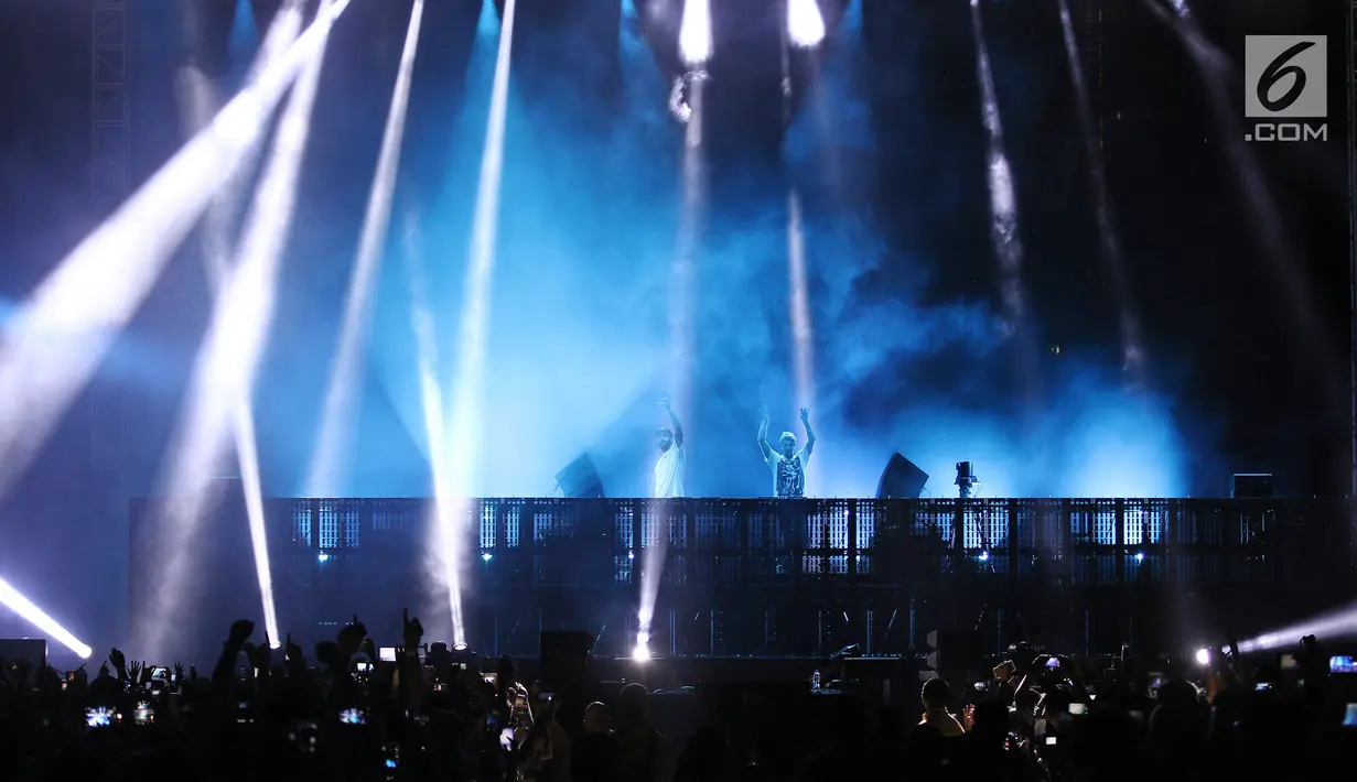 Duo DJ asal Amerika, Alex Pall dan Andrew Taggart tampil pada "The Chainsmokers Live in Concert" di JIExpo, Kemayoran, Jakarta, Jumat (30/3). Duo DJ asal Amerika mengusung Electronic Dance Music (EDM). (Liputan6.com/Herman Zakharia)