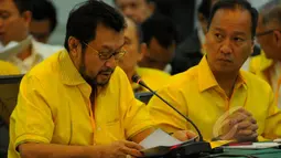 Wakil Ketua Umum versi Munas Ancol, Yorrys Raweyai (kiri) saat membacakan permohonan sidang Mahkamah Partai Golkar di kantor DPP Partai Golkar, Rabu (11/2/2015). (Liputan6.com/Faisal R Syam)