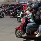 Sejumlah pemudik bersepeda motor melintas di Jalan Raya Brigadir Jenderal Darsono, Cirebon, Jawa Barat, Minggu (7/4/2024). (Liputan6.com/Herman Zakharia)