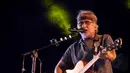Penyanyi senior, Iwan Fals saat menyenandungkan tembang-tembang balada penuh kritik sosial kerakyatan di Mabes TNI Cilangkap, Jakarta, (12/10/14). (Liputan6.com/Miftahul Hayat) 