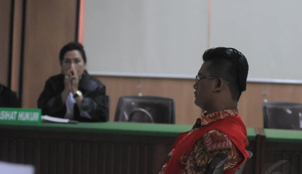 Pelaku pembunuhan Ade Sara, Ahmad Imam Al Hafitd saat sidang pembacaan vonis di PN Jakarta Pusat, Selasa (9/12/2014). (Liputan6.com/Herman Zakharia)