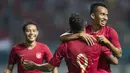 Para pemain Timnas indonesia merayakan gol Irfan Jaya ke gawang Myanmar pada laga persahabatan di Stadion Wibawa Mukti, Jawa Barat, Rabu (10/10). Indonesia menang 3-0 atas Myanmar(Bola.com/Vitalis Yogi Trisna)