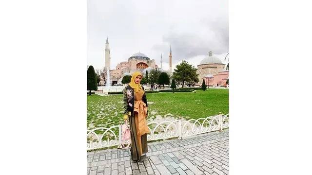 6 Potret Amel Alvi, DJ Cantik yang Mulai Belajar Berhijab