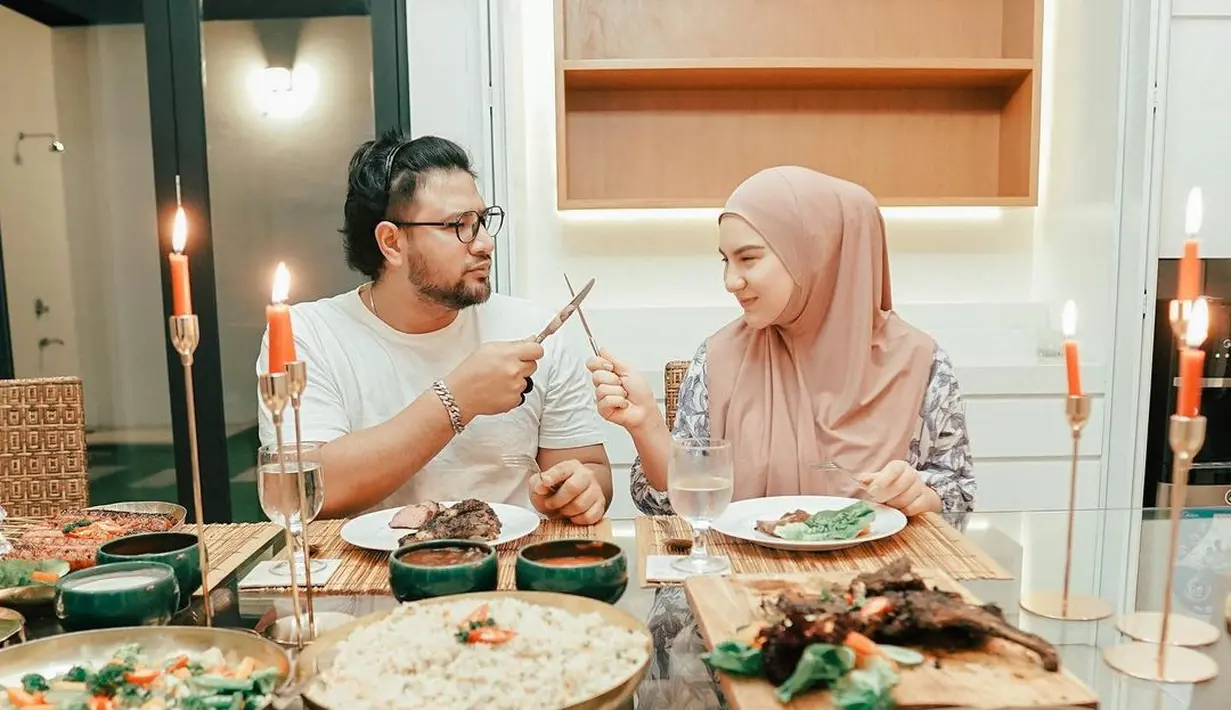 Sembilan belas jam setelah diunggah, unggahan tersebut sudah disukai lebih dari 400 ribu. Selain itu, doa dan dukungan dari teman-teman selebriti juga membanjiri di kolom komentar.  [Instagram/_irishbella_]