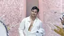Selain artis perempuan, giliran aktor Chicco Jerikho yang melenggang di catwalk JFW dalam balutan kemeja panjang putih yang dibiarkan terbuka, mengekspos tubuh atletisnya. Koleksinya tersebut berasal dari Danjyo Hiyoji.
