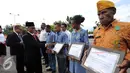Dirut PT Pertamina Dwi Soetjipto (tengah) menyerahkan bantuan CSR BUMN usai upacara peringatan kemerdekaan Indonesia ke-71 di Terminal BMM, Manokwari, Papua Barat, Rabu (17/8). Upacara diikuti ratusan karyawan BUMN. (Liputan6.com/Helmi Fithriansyah)