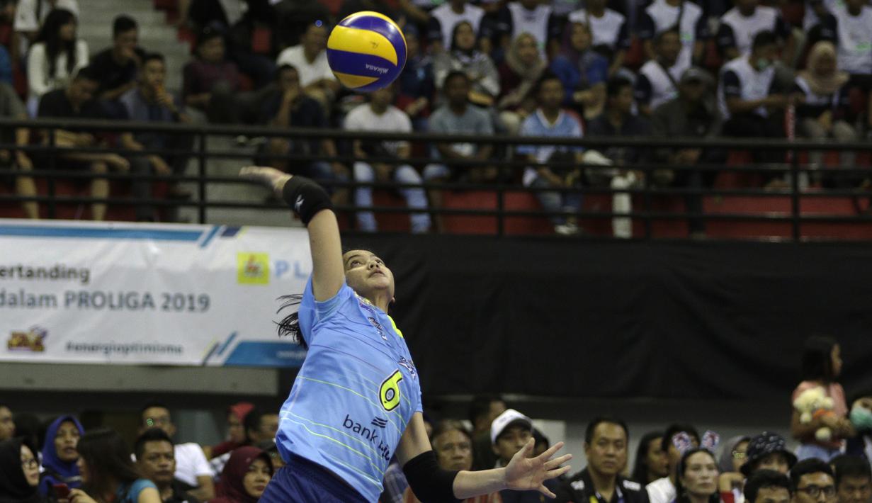 Pevoli Bandung BJB Pakuan, Wintang Dyah, saat menghadapi tim Putri Jakarta BNI 46 dalam ajang Proliga 2019 di GOR Among Rogo, Yogyakarta, Sabtu (23/12). BNI 46 menang 3-1 atas BJB. (Bola.com/Yoppy Renato)