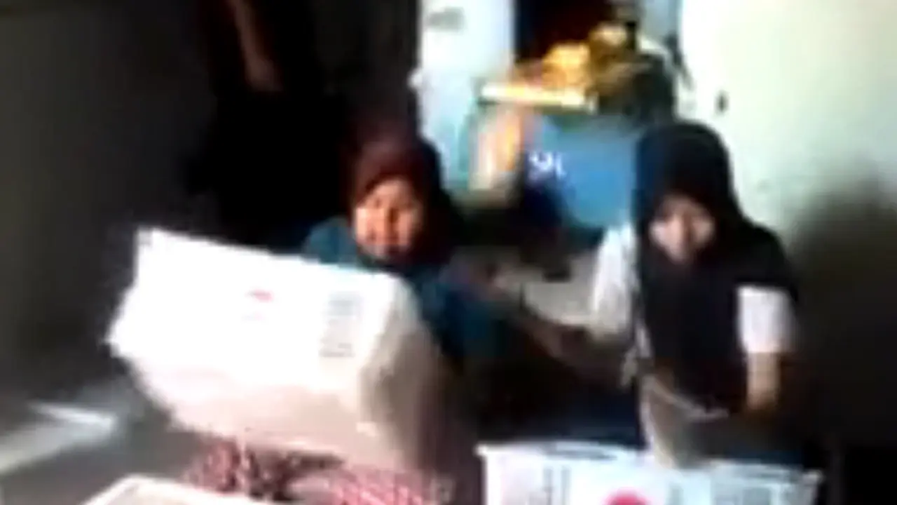 Netizen Kagum, Dua Wanita Ini Mengemas Roti dengan Super Cepat