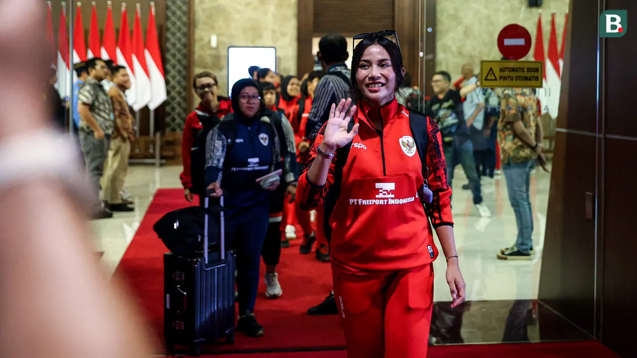 Foto: Timnas Indonesia Putri Sudah Mendarat di Tanah Air, Pamerkan Trofi Juara Piala AFF Wanita 2024