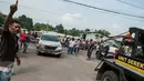 Petugas dibantu warga mengevakuasi mobil yang terperosok di Saluran Ispeksi Kalimalang, Jabar, Minggu (7/5). Tidak ada korban meninggal dalam kejadian tersebut. (Liputan6.com/Gempur M Surya)
