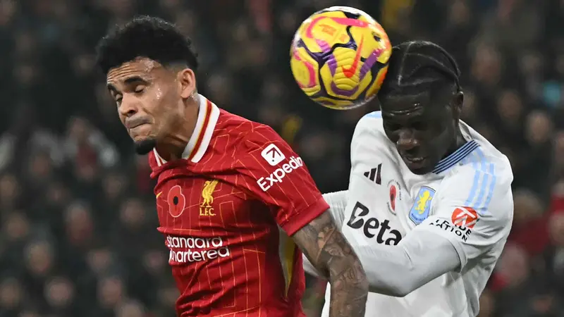 Sejak menit awal pertandingan, laga kedua tim berlangsung ketat dan saling serang. (Paul ELLIS/AFP)