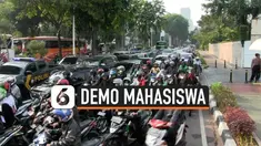 Petugas kepolisian menutup sejumlah ruas jalan yang mengarah ke Senayan khususnya gedung MPR/DPR. Petugas mengarahkannya ke sejumlah jalan alternatif, akibatnya kemacetan terjadi di jalan-jalan alternatif.