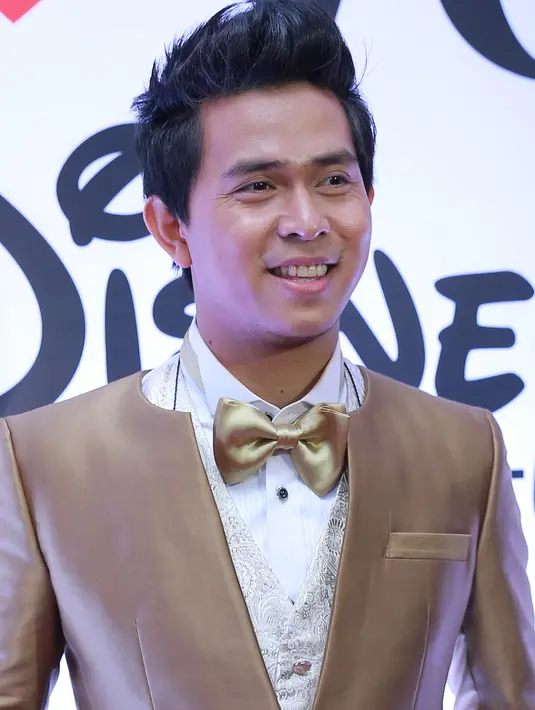 Versi aslinya dibawakan oleh penyanyi legendaris, Sir Elton John. Meski merasa paling rumit dalam pengerjaan liriknya, namun Cakra bersama tim akhirnya bisa mewujudkan lagu yang sesuai dengan pesan dalam versi aslinya. (Galih W. Satria/Bintang.com)