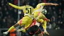 Sejumlah pemain PSV dan Juventus berebut bola dalam laga leg 2 babak play off Liga Champions 2024/2025 di Philips Stadion, Eindhoven, Belanda, Rabu (19/02/2025) waktu setempat. (AFP/Nicolas Tucat)