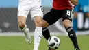 Penyerang Uruguay Edinson Cavani berebut bola dengan pemain Mesir Tarek Hamed saat bertanding pada grup A Piala Dunia 2018 di Yekaterinburg Arena, Rusia, (15/6). Uruguay menang dramatis atas Mesir 1-0. (AP Photo / Natacha Pisarenko)