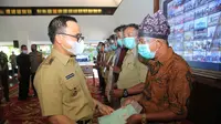 Banyuwangi Abdullah Azwar Anas menyerahkan sertifikat Pendaftaran Tanah Sistematik Lengkap (PTSL)