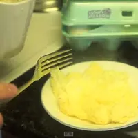 Anak kost wajib simak video cara masak telor berikut ini.