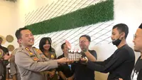 Kapolres Tasikmalaya AKBP Rimsyahtono memberikan kado kejutan berupa kue ulang tahun kepada wartawan Ketua Pokja Tasikmalaya Deden Rahadian di puncak HPN 2022 Tasikmalaya. (Liputan6.com/Jayadi Supriadin)