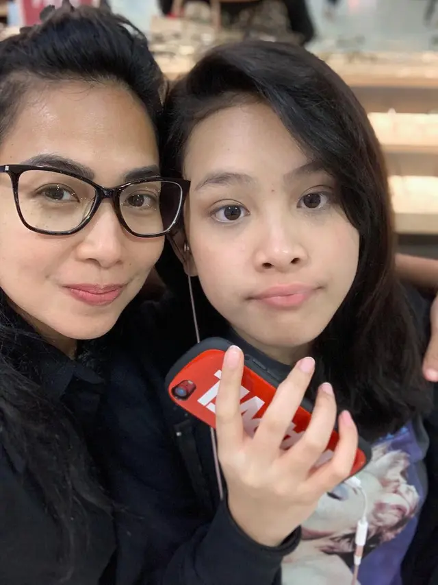 Pesona Feni Rose dengan Makeup Natural