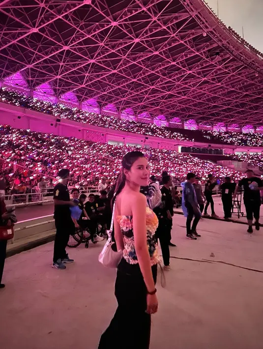 <p>Syahnaz menggungah unggah keseruan saat konser BLACKPINK di GBK. Adik Raffi Ahmad itu datang bersama Nagita Slavina dan Ayu Dewi. (Instagram/syahnazs)</p>