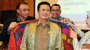 Citizen6, Medan: Menteri Kelautan dan Perikanan Fadel Muhammad menerima cinderamata dari CEO Smart FM. (Pengirim: Efrimal Bahri)