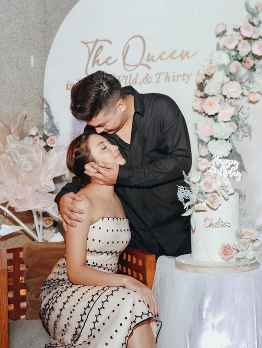 Pasangan selebriti ini juga tak sungkan untuk memperlihatkan kemesraan bersama di media sosial. Bahkan, keduanya disebut-sebut sebagai salah satu couple goals yang membuat banyak netizen terbawa perasaan. (Liputan6.com/IG/@chelseaoliviaa)