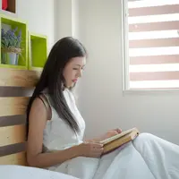 Ilustrasi sedang membaca/copyright freepik/jcomp