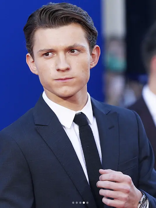 Sebelumnya, dalam sebuah wawancara Tom mengatakan bahwa dirinya dan Zendaya hanya sekedar teman baik. Zendaya juga lah yang membantu Tom untuk menghadapi ketenaran lantaran Zendaya lebih dulu terkenal. (Instagram/tomholland13)