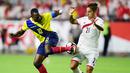 Pemain Ekuador, Walter Ayovi (kiri) mencoba merebut bola dari pemain Peru, Alejandro Hohberg pada babak penyisihan grup B Copa America Centenario 2016 di Glendale, Arizona, AS, (9/6/2016) WIB. (AFP/ Alfredo Estrella)