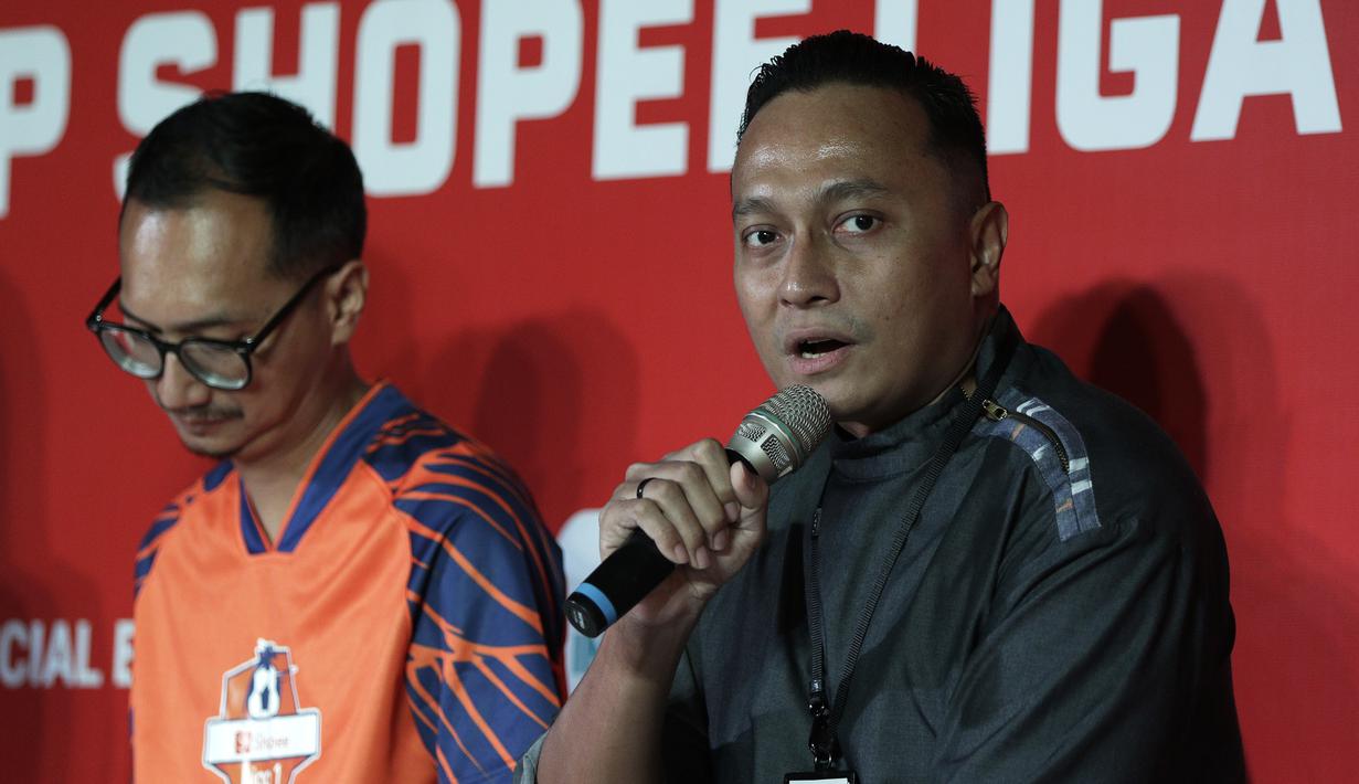 Senior VP Sales SCM, Laode Hartanto, menjawab pertanyaan saat konferensi pers launching official merchandise 5 klub di Holywings, Jakarta, Selasa (23/7). Shoppe hadirkan official shop dari 5 klub Liga 1.
