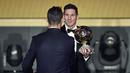 Lionel Messi (kanan) menerima ucapan selamat dari rivalnya Cristiano Ronaldo usai menerima penghargaan Balllon d'Or di Kongresshaus, Zurich, Selasa (11/1/2016).  (AFP Photo/Fabrice Coffrini)