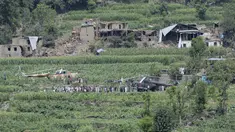 Warga setempat berkumpul di sekitar helikopter militer yang mendarat untuk memberikan bantuan dan mengevakuasi korban luka akibat gempa bumi yang menghancurkan desa-desa di Afghanistan timur, Mazar Dara, Provinsi Kunar, Afghanistan, Senin 1 September 2025. (AP Photo/Wahidullah Kakar)