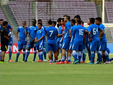 Sejumlah Pemain Persib Bandung mendengarkan pengarahan pelatih Persib Djajang Nurjaman (kiri) selama gelar latihan jelang final Piala Presiden 2015 di Stadion Utama Gelora Bung Karno (SUGBK), Jakarta, Sabtu (17/10/2015). (Liputan6.com/Yoppy Renato) 