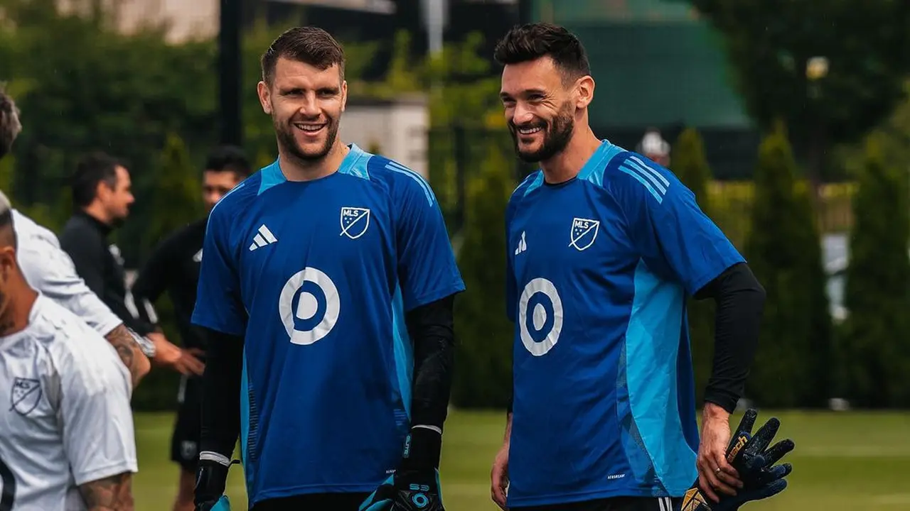 Calon kiper Timnas Indonesia, Maarten Paes bersama Hugo Lloris.