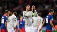 Bek Manchester United, Chris Smailing, menyapa suporter usai mengalahkan CSKA Moscow pada laga Liga Champions di Stadion VEB Arena, Moskow, Rabu (27/9/2017). CSKA kalah 1-4 dari MU. (AFP/Kirill Kudryavtsev)