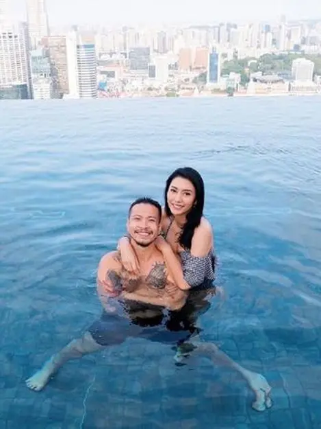 Penampakan Tyas Mirasih dalam Foto dan Video di Kolam Renang Singapura -  Entertainment Fimela.com