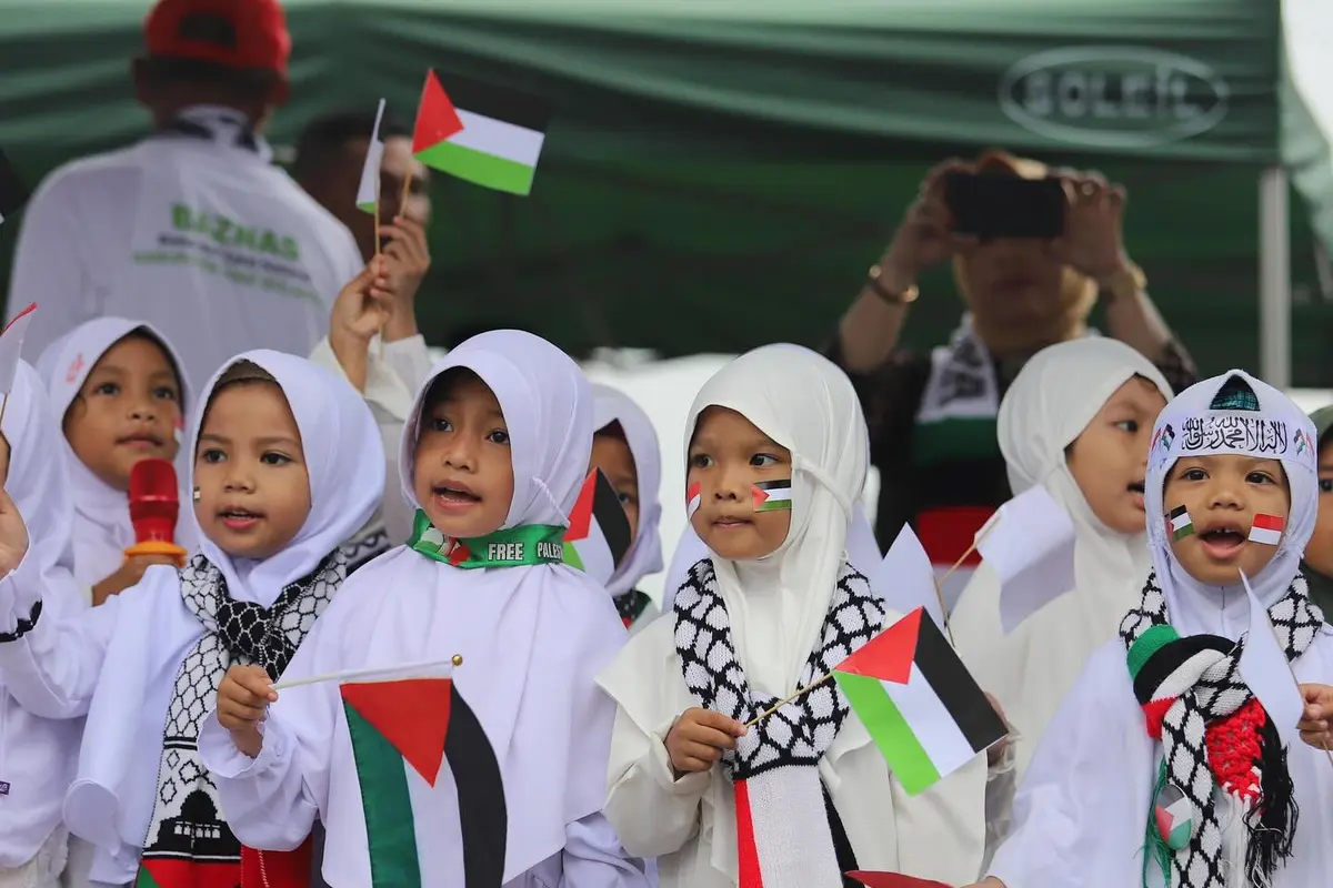 Anak Anak memberi dukungan Palestina