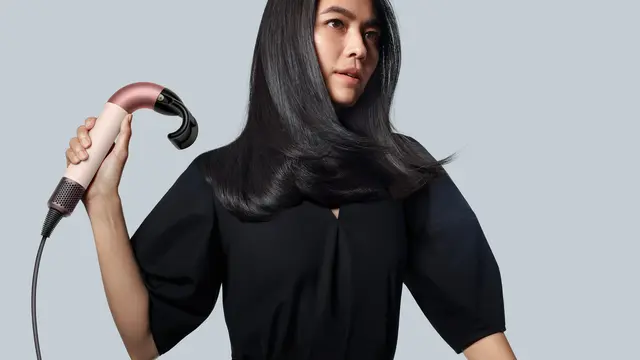 Dyson Supersonic r in use type 1 long straight fly away attach (Foto Dok: Dyson)