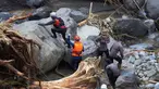 Tim penyelamat mencari korban banjir di Tanah Datar, Sumatera Barat, Senin,1 Desember 2025. Hingga Minggu 30 November 2025, tercatat sudah ada 442 orang tewas akibat banjir di sejumlah wilayah di Aceh, Sumatera Utara, dan Sumatera Barat. (AP Photo/Nazar Chaniago)