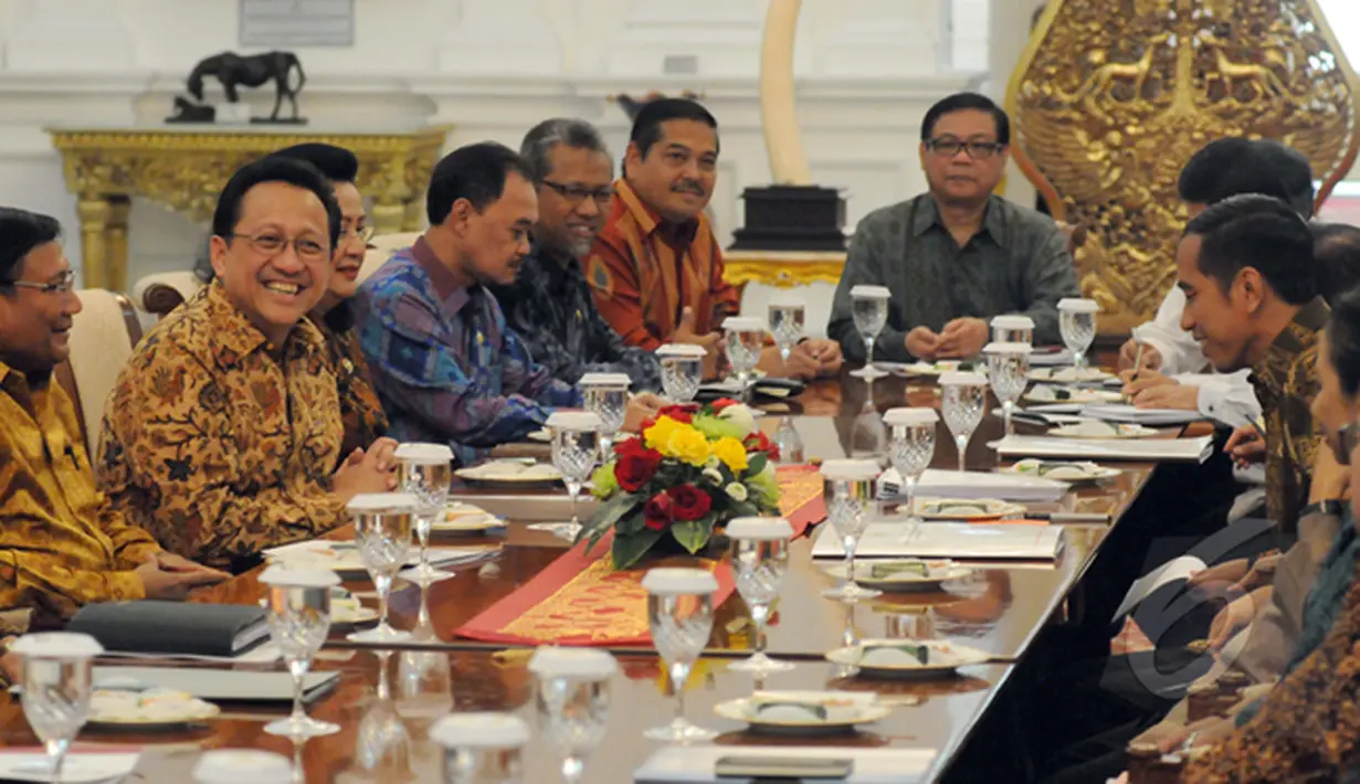 Presiden Joko Widodo didampingi Wapres Jusuf Kalla menerima kunjungan anggota Dewan Pimpinan Daerah (DPD) RI di Istana Merdeka, Jakarta, Senin (2/2/2015).  (Liputan6.com/Faizal Fanani)