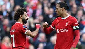 Penyerang Liverpool, Mohamed Salah, dan bek The Reds, Virgil van Dijk, merayakan keberhasilan mencetak gol ke gawang Everton dalam laga pekan kesembilan Liga Inggris 2023/2024 di Anfield, Sabtu (21/10/2023) malam WIB. Liverpool menang 2-0 dalam laga ini. (Paul ELLIS / AFP)