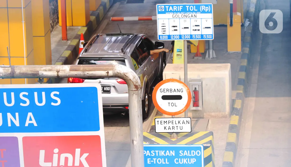 Pengendara melakukan transaksi pembayaran masuk tol saat memasuki tol Tangerang-Jakarta, di kawasan Tangerang, Selasa (4/1/2022). Sistem bayar tol tanpa berhenti ini mulai diberlakukan tahun 2022 ini. (Liputan6.com/Angga Yuniar)