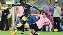 Pemain AC Milan, Mbaye Niang (kiri) dihalangi pemain Palermo, Mato Jajalo pada lanjutan Serie A Liga Italia di Stadion Renzo Barbera, Palermo, Kamis (4/2/2016) dini hari WIB. (AFP/Giovanni Isolino)