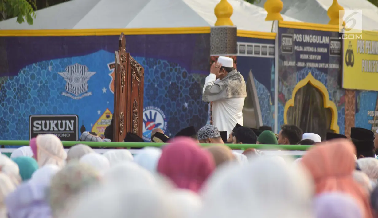 Suasana salat Idul Fitri 1439 H di lapangan Pancasila, Simpanglima, Kota Semarang, Jumat (15/6). Masyarakat di Indonesia hari ini merayakan Hari Raya Idul Fitri 1439 H sesuai ketetapan pemerintah yakni pada Jumat (15/6). (Liputan6.com/Gholib)