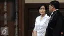 Jessica Kumala Wongso berdiskusi dengan penasehat hukumnya ketika menjalani sidang lanjutan di Pengadilan Negeri Jakarta Pusat, Jakarta, Senin(5/9). (Liputan6.com/Helmi Afandi)