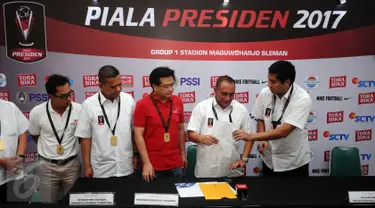 Ketua Umum PSSI, Edy Rahmayadi (kedua kanan) bersama Ketua SC, Maruarar Sirait (kanan) menunjukkan nota kerjasama dengan PWC usai penandatangan di Stadion Maguwoharjo, Sleman, Sabtu (4/2). (Liputan6.com/Helmi Fithriansyah)