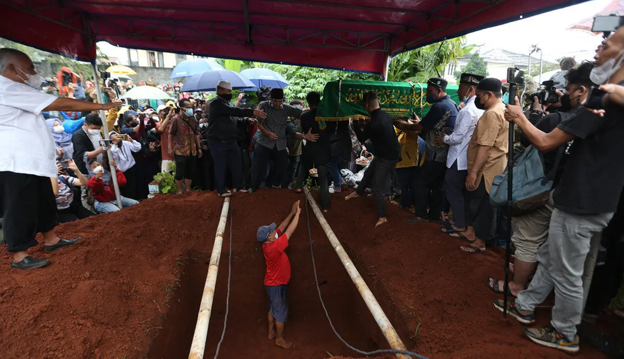 Sebelumnya, jenazah Vanessa Angel dan Bibi Ardiansyah langsung dibawa ke Jakarta, tiba di rumah duka pada Jumat (5/11/21) pukul 04.22 WIB. (Kapanlagi.com/Budi Santoso)
